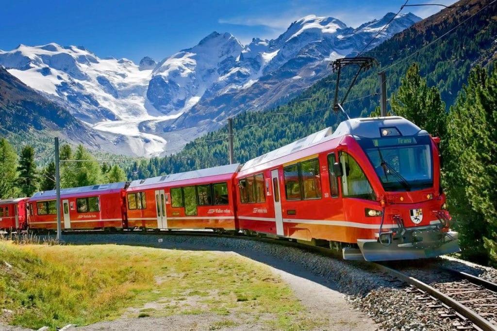 Bnbernina Express Dietro Al Trenino Rosso Tirano Eksteriør billede